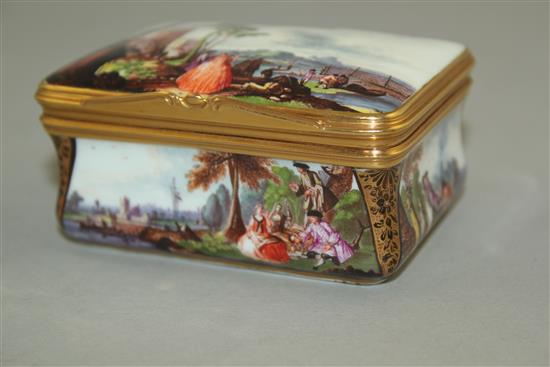 A Meissen gold mounted snuff box and cover, c.1760, 8.2cm, restored crack to cover